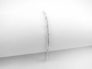  Hosszúkás, elegáns ezüst karkötő apró láncszemekkel díszítve - Ezüst medál