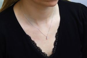 Fehér arany nyaklánc vékony Anker fehér apró köves medállal karmos foglalatban - Arany ékszer