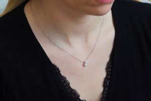 Fehér arany nyaklánc vékony Anker fehér köves medállal karmos foglalatban - Arany ékszer